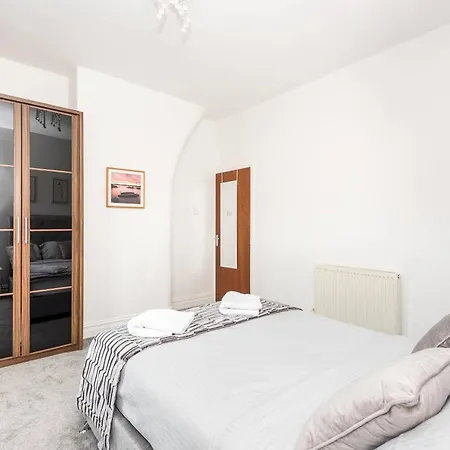 Holiday home The Queen Vic - Near The Racecourse *