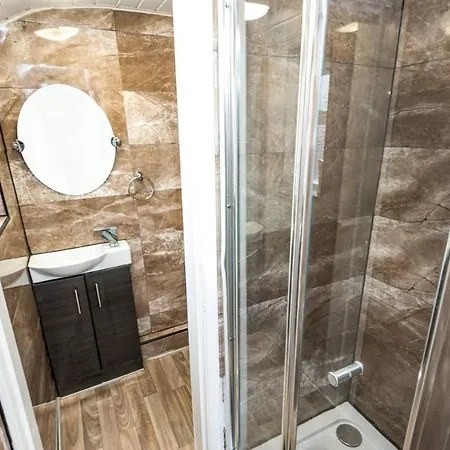 Сasa de vacaciones The Queen Vic - Near The Racecourse *