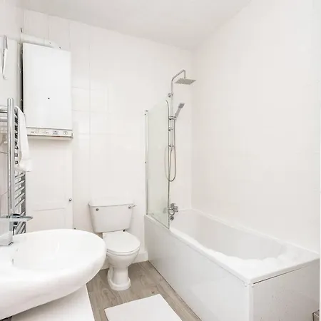 Сasa de vacaciones The Queen Vic - Near The Racecourse